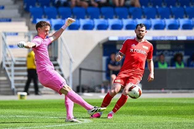 Fußball I Herren I Saison 2026-2027 I Freundschaftsspiel I FC Carl Zeiss Jena - 1. FC Union Berlin I 12.07.2026 Zweikampf Marius Liesegang (1, FC Carl Zeiss Jena) gegen Oliver Burke (7, 1. FC Union Berlin) Jena Ernst-Abbe-Sportfeld, ad hoc Arena Thüringen Deutschland *** Soccer I Men s I 2026–2027 Season I Friendly Match I FC Carl Zeiss Jena vs. 1. FC Union Berlin I July 12, 2026: Marius Liesegang (1, FC Carl Zeiss Jena) battles Oliver Burke (7), 1 FC Union Berlin at Ernst Abbe Sportfeld in Jena, ad hoc Arena, Thuringia, Germany Copyright: xLobeca InesxHähnelx