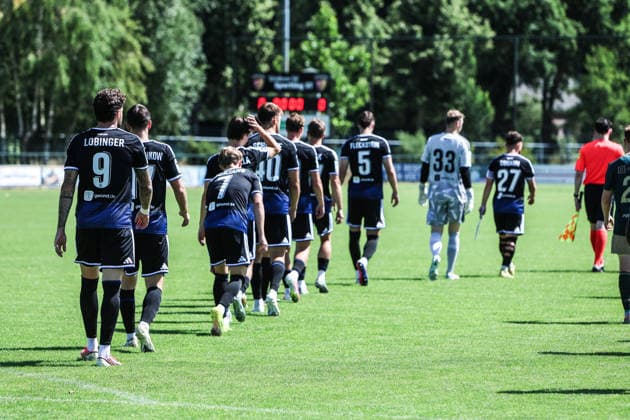 Fussball, 3.Liga Saison 2026 2027 Testspiel TOP Oss - MSV Duisburg 12.07.2026, De Kerkebos Die Spieler beim Einlauf Swolgen De Kerkebos Niederlande *** Sports, Soccer, 3rd Division, 2026–2027 Season, Friendly Match: TOP Oss vs. MSV Duisburg, July 12, 2026, De Kerkebos. The players taking the field at Swolgen, De Kerkebos, Netherlands