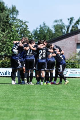 Fussball, 3.Liga Saison 2026 2027 Testspiel TOP Oss - MSV Duisburg 12.07.2026, De Kerkebos Teamkreis MSV Duisburg Swolgen De Kerkebos Niederlande *** Sports, Soccer, 3rd Division, 2026–2027 Season, Friendly Match: TOP Oss vs. MSV Duisburg, July 12, 2026, De Kerkebos, MSV Duisburg Team Facility, Swolgen, De Kerkebos, Netherlands