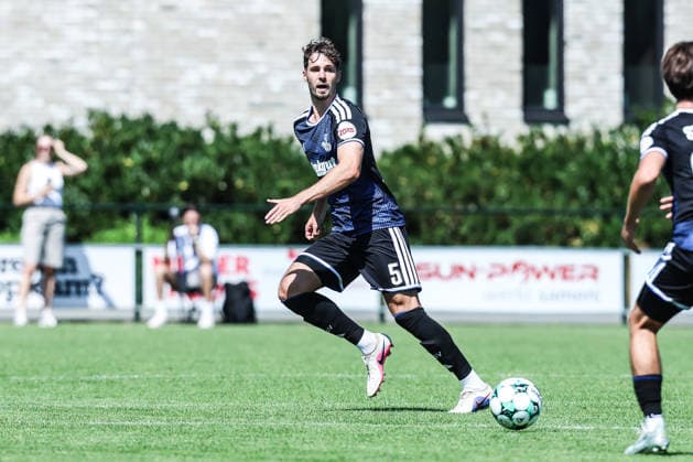 Fussball, 3.Liga Saison 2026 2027 Testspiel TOP Oss - MSV Duisburg 12.07.2026, De Kerkebos Tobias Fleckstein (MSV Duisburg, 5) Swolgen De Kerkebos Niederlande *** Sports, Soccer, 3rd Division, 2026–2027 Season, Friendly Match: TOP Oss vs. MSV Duisburg, July 12, 2026, De Kerkebos, Tobias Fleckstein (MSV Duisburg), 5 Swolgen, De Kerkebos, Netherlands
