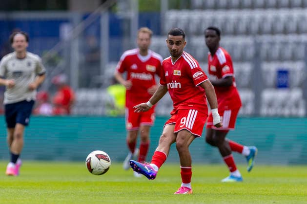 GER, Jena, Fussball, Testspiel, FC Carl-Zeiss Jena vs. 1. FC Union Berlin im Bild v.l.: Livan Burcu (1. FC Union Berlin 09), Aktion mit Ball 12.07.2026, Ernst-Abbe Sportfeld Jena DFB REGULATIONS PROHIBIT ANY USE OF PHOTOGRAPHS AS IMAGE SEQUENCES AND OR QUASI-VIDEO, *** GER, Jena, Soccer, Friendly Match, FC Carl Zeiss Jena vs. 1. FC Union Berlin (pictured, from left): Livan Burcu, 1. FC Union Berlin 09, in action with the ball, July 12, 2026, Ernst Abbe Sportfeld, Jena. DFB regulations prohibit any use of photographs as image sequences and or quasi-video, Copyright: HMBxMedia PaulxFritz