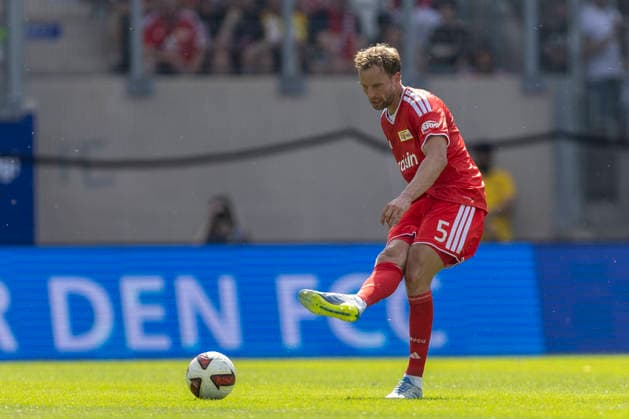 GER, Jena, Fussball, Testspiel, FC Carl-Zeiss Jena vs. 1. FC Union Berlin im Bild v.l.: Marvin Friedrich (1. FC Union Berlin 05), Aktion mit Ball. 12.07.2026, Ernst-Abbe Sportfeld Jena DFB REGULATIONS PROHIBIT ANY USE OF PHOTOGRAPHS AS IMAGE SEQUENCES AND OR QUASI-VIDEO, *** GER, Jena, Soccer, Friendly Match, FC Carl Zeiss Jena vs. 1. FC Union Berlin; pictured from left: Marvin Friedrich, 1. FC Union Berlin 05, in action with the ball, July 12, 2026, Ernst Abbe Sportfeld, Jena. DFB regulations prohibit any use of photographs as image sequences and or quasi-video, Copyright: HMBxMedia PaulxFritz