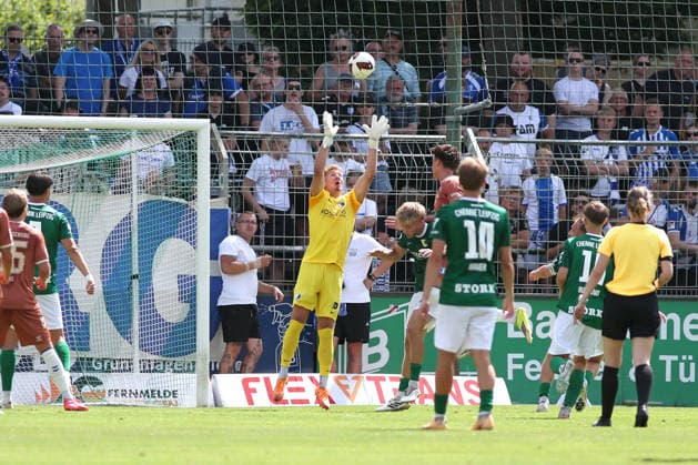 Testspiel: BSG Chemie Leipzig - 1. FC Magdeburg, 12.07.2026 Torwart Marcel Bergmann (37, Chemie Leipzig) fängt den Ball. Fußball, Saison-Vorbereitung 2026 2027, Testspiel: BSG Chemie Leipzig (Regionalliga Nordost) vs. 1. FC Magdeburg (2. Bundesliga) am 12.07.2026 im Alfred-Kunze-Sportpark, Leipzig Leutzsch. *** Friendly Match: BSG Chemie Leipzig vs. 1 FC Magdeburg, July 12, 2026; Goalkeeper Marcel Bergmann, 37; Chemie Leipzig catches the ball; Soccer; 2026–2027 preseason; Friendly match: BSG Chemie Leipzig (Regionalliga Nordost) vs. 1 FC Magdeburg (2. Bundesliga) on July 12, 2026, at Alfred Kunze Sportpark, Leipzig-Leutzsch Copyright: xBEAUTIFULxSPORTS JanxKaeferx