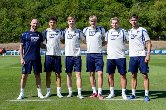 v.li.: Christian Ilzer (Trainer, Cheftrainer, Hoffenheim) mit den Neuzugängen Sean Dulic (Hoffenheim, 4, Neuzugang), Mats Rots (Hoffenheim, 39, Neuzugang), Nathan De Cat (Hoffenheim, 17, Neuzugang), Alessandro Vogt (Hoffenheim, 24, Neuzugang), Cajetan Lenz (Hoffenheim, 32, Neuzugang), 12.07.2026, Zuzenhausen (Deutschland), Fussball, Bundesliga, Trainingsauftakt TSG 1899 Hoffenheim, DFB DFL REGULATIONS PROHIBIT ANY USE OF PHOTOGRAPHS AS IMAGE SEQUENCES AND OR QUASI-VIDEO. *** From left: Christian Ilzer, coach, head coach, Hoffenheim, with new signings Sean Dulic, Hoffenheim, 4, new signing, Mats Rots, Hoffenheim, 39, new signing, Nathan De Cat, Hoffenheim, 17, new signing, Alessandro Vogt, Hoffenheim, 24, new signing, Cajetan Lenz, Hoffenheim, 32, new signing, July 12, 2026, Zuzenhausen, Germany, soccer, Bundesliga, start of training for TSG 1899 Hoffenheim, DFB and DFL regulations prohibit any use of photographs as image sequences and or quasi-video xozx