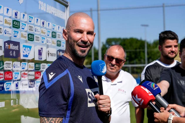Sport Bilder des Tages Christian Ilzer (Trainer, Cheftrainer, Hoffenheim), Einzelbild, Einzelfoto, Aktion, Action, mit Mikrofon beim Interview, TV, Fernsehen, 12.07.2026, Zuzenhausen (Deutschland), Fussball, Bundesliga, Trainingsauftakt TSG 1899 Hoffenheim, DFB DFL REGULATIONS PROHIBIT ANY USE OF PHOTOGRAPHS AS IMAGE SEQUENCES AND OR QUASI-VIDEO. *** Christian Ilzer, Coach, Head Coach, Hoffenheim, single image, single photo, action, being interviewed with a microphone, TV, television, July 12, 2026, Zuzenhausen, Germany, soccer, Bundesliga, start of training for TSG 1899 Hoffenheim, DFB and DFL regulations prohibit any use of photographs as image sequences and or quasi-video xozx