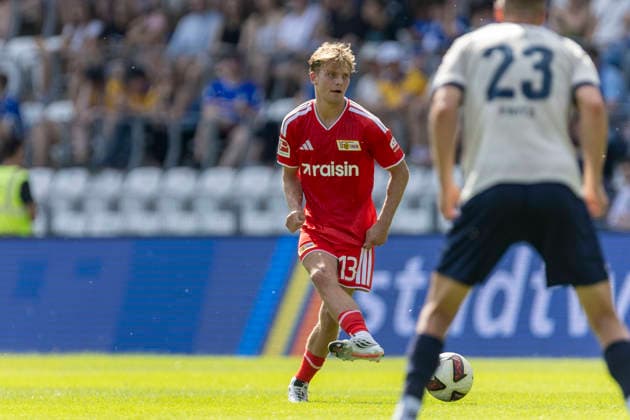 GER, Jena, Fussball, Testspiel, FC Carl-Zeiss Jena vs. 1. FC Union Berlin im Bild v.l.: Andras Schaefer (1. FC Union Berlin 13), Aktion mit Ball 12.07.2026, Ernst-Abbe Sportfeld Jena DFB REGULATIONS PROHIBIT ANY USE OF PHOTOGRAPHS AS IMAGE SEQUENCES AND OR QUASI-VIDEO, *** GER, Jena, Soccer, Friendly Match, FC Carl Zeiss Jena vs. 1. FC Union Berlin (pictured, from left): Andras Schaefer (1. FC Union Berlin, No. 13), in action with the ball, July 12, 2026, Ernst Abbe Sportfeld, Jena. DFB regulations prohibit any use of photographs as image sequences and or quasi-video, Copyright: HMBxMedia PaulxFritz
