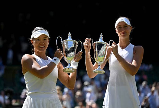 (260712) -- LONDON, July 12, 2026 -- Guo Hanyu (L) Kristina Mladenovic attend the awarding ceremony after winning the women s doubles final match between Guo Hanyu (China) Kristina Mladenovic (France) and Gabriela Dabrowski (Canada) Luisa Stefani (Brazil) at the Wimbledon Tennis Championships in London, Britain, on July 12, 2026. ) (SP)BRITAIN-LONDON-TENNIS-WIMBLEDON-WOMEN S DOULBES-FINAL LixYing 