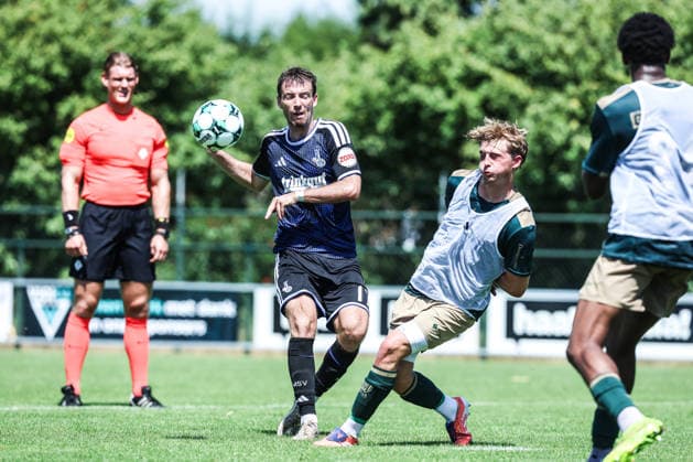 Fussball, 3.Liga Saison 2026 2027 Testspiel TOP Oss - MSV Duisburg 12.07.2026, De Kerkebos Max Besuschkow (MSV Duisburg, 17) Zweikampf Swolgen De Kerkebos Niederlande *** Sports, Soccer, 3rd Division, 2026–2027 Season, Friendly Match: TOP Oss vs. MSV Duisburg, July 12, 2026, De Kerkebos, Max Besuschkow, MSV Duisburg, 17, Tackle, Swolgen, De Kerkebos, Netherlands