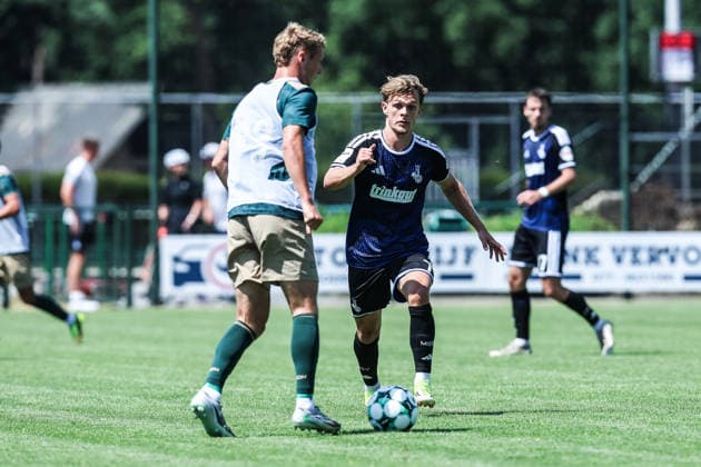 Fussball, 3.Liga Saison 2026 2027 Testspiel TOP Oss - MSV Duisburg 12.07.2026, De Kerkebos Jakob Bookjans (MSV Duisburg, 7) Zweikampf Swolgen De Kerkebos Niederlande *** Sports, Soccer, 3rd Division, 2026–2027 Season, Friendly Match: TOP Oss vs. MSV Duisburg, July 12, 2026, De Kerkebos, Jakob Bookjans (MSV Duisburg), 7 Tackles, Swolgen, De Kerkebos, Netherlands