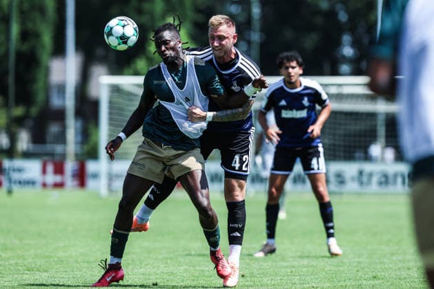 Fussball, 3.Liga Saison 2026 2027 Testspiel TOP Oss - MSV Duisburg 12.07.2026, De Kerkebos Alexander Hahn (MSV Duisburg, 42) Zweikampf Swolgen De Kerkebos Niederlande *** Sports, Soccer, 3rd Division, 2026–2027 Season, Friendly Match: TOP Oss vs. MSV Duisburg, July 12, 2026, De Kerkebos, Alexander Hahn (MSV Duisburg), 42, Tackle, Swolgen, De Kerkebos, Netherlands