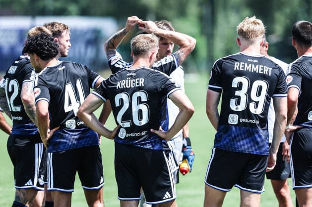Fussball, 3.Liga Saison 2026 2027 Testspiel TOP Oss - MSV Duisburg 12.07.2026, De Kerkebos Celal Aydogan (MSV Duisburg, 41) Florian Krüger (MSV Duisburg, 26) Peter Remmert (MSV Duisburg, 39) Swolgen De Kerkebos Niederlande *** Sports, Soccer, 3rd Division, 2026–2027 Season, Friendly Match: TOP Oss vs. MSV Duisburg, July 12, 2026, De Kerkebos, Celal Aydogan (MSV Duisburg), 41 Florian Krüger (MSV Duisburg), 26 Peter Remmert (MSV Duisburg), 39 Swolgen, De Kerkebos, Netherlands
