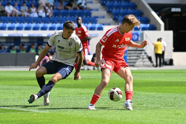 Fußball I Herren I Saison 2026-2027 I Freundschaftsspiel I FC Carl Zeiss Jena - 1. FC Union Berlin I 12.07.2026 Zweikampf Timon Burmeister (28, FC Carl Zeiss Jena) ??? Tom Rothe (15, 1. FC Union Berlin) Jena Ernst-Abbe-Sportfeld, ad hoc Arena Thüringen Deutschland *** Soccer I Men s I 2026–2027 Season I Friendly Match I FC Carl Zeiss Jena vs. 1. FC Union Berlin I July 12, 2026: Timon Burmeister (28), FC Carl Zeiss Jena, battles Tom Rothe (15), 1 FC Union Berlin, Ernst Abbe Sportfeld, ad hoc Arena, Thuringia, Germany Copyright: xLobeca InesxHähnelx