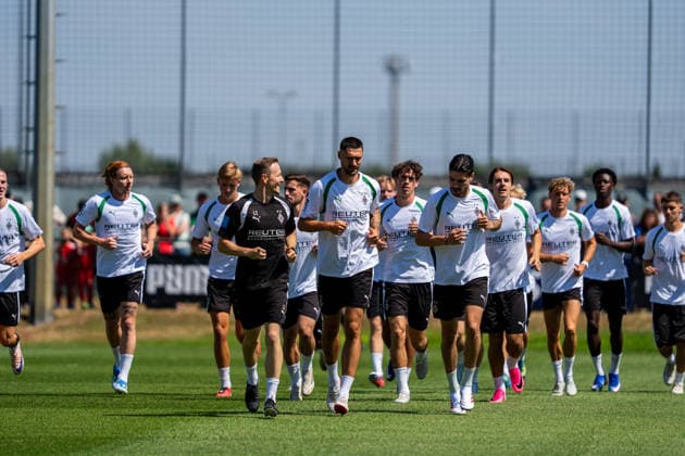 Die Manschaft der Borussia beim Warmlaufen. Vorne Tim Kleindienst (Borussia Moenchengladbach, 11), Kevin Diks (Borussia Moenchengladbach, 04) und Luca Schuster (Athletiktrainer, Borussia Moenchengladbach) Trainingsauftakt VfL Borussia Moenchengladbach, Fussball, 1. Bundesliga, Saison 2026 2027, 12.07.2026 DFL REGULATIONS PROHIBIT ANY USE OF PHOTOGRAPHS AS IMAGE SEQUENCES AND OR QUASI-VIDEO Trainingsauftakt VfL Borussia Moenchengladbach, Fussball, 1. Bundesliga, Saison 2026 2027, 12.07.2026 Moenchengladbach *** The Borussia team warming up. In the front: Tim Kleindienst (Borussia Mönchengladbach, 11), Kevin Diks (Borussia Mönchengladbach, 04), and Luca Schuster (athletic trainer, Borussia Mönchengladbach). Start of training for VfL Borussia Mönchengladbach, soccer, 1 Bundesliga, 2026–2027 season, July 12, 2026 DFL regulations prohibit any use of photographs as image sequences and or quasi-video Start of training for VfL Borussia Mönchengladbach, soccer, Bundesliga 1, 2026–2027 season, July 12, 2026, Mönchengladbach Copyright: xEibner-Pressefoto J.xDerondeaux EP_JDU