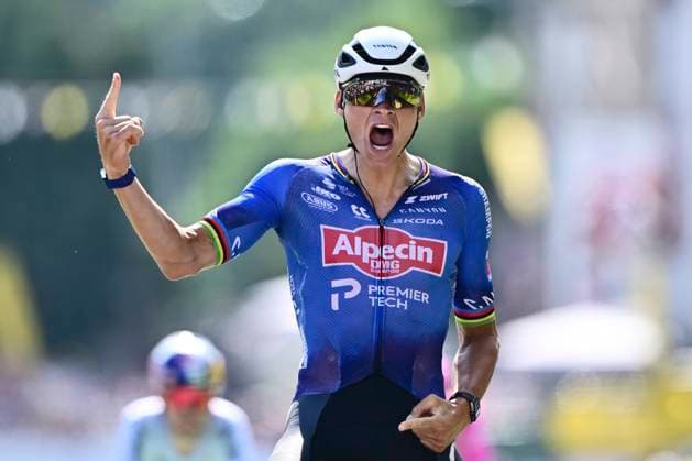 Sport Bilder des Tages Tour de France 2026 Stage 9 USSEL, FRANCE - JULY 12 : Van Der Poel Mathieu (NED) of Alpecin - Premier Tech wins the sprint during stage 9 of the 113rd edition of Tour de France an UCI World Tour 2.UWT cycling road race stage for Men Elite of 185 km with start in Malemort and finish in Ussel on July 12, 2026 in Ussel, France, 12 07 2026 ( Motordriver Kurt Vandenborre - Ussel France  Copyright: xPeterxDexVoechtx