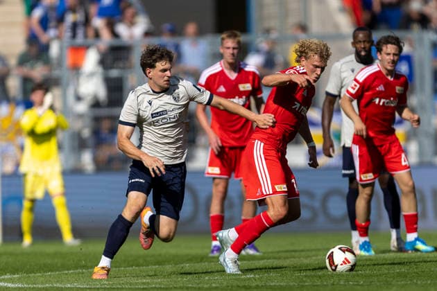 GER, Jena, Fussball, Testspiel, FC Carl-Zeiss Jena vs. 1. FC Union Berlin im Bild v.l.: Benno Walter (FC Carl-Zeiss Jena 17), Leopold Querfeld (1. FC Union Berlin 14), Zweikampf 12.07.2026, Ernst-Abbe Sportfeld Jena DFB REGULATIONS PROHIBIT ANY USE OF PHOTOGRAPHS AS IMAGE SEQUENCES AND OR QUASI-VIDEO, *** GER, Jena, Soccer, Friendly Match, FC Carl Zeiss Jena vs. 1. FC Union Berlin (pictured, from left): Benno Walter (FC Carl Zeiss Jena, 17), Leopold Querfeld (1. FC Union Berlin, 14), tackle, July 12, 2026, Ernst Abbe Sportfeld, Jena. DFB regulations prohibit any use of photographs as image sequences and or quasi-video, Copyright: HMBxMedia PaulxFritz