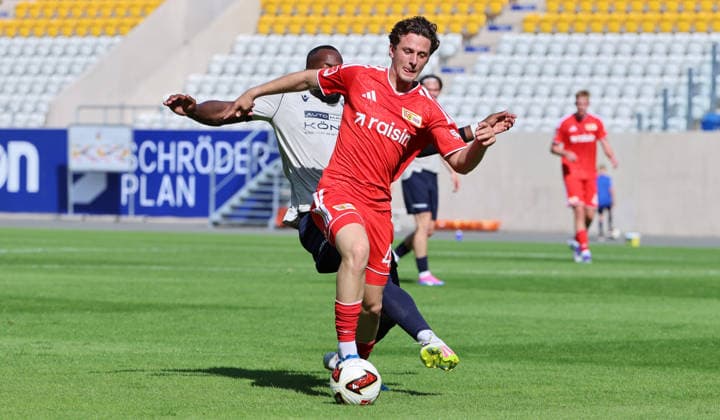 Duje Sliskovic am Ball, Manasse Eshele Zweikampf Spielszene Aktion Fußball Fussball Testspiel Saison 2026 2027 12.07.2026 FC Carl Zeiss Jena vs.1.FC Union Berlin FCU DFL regulations prohibit any use of photographs as image sequences and or quasi-video. *** Duje Sliskovic with the ball, Manasse Eshele, tackle, game scene, action, sports, soccer, soccer, friendly match, 2026–2027 season, December 7, 2026, FC Carl Zeiss Jena vs. 1. FC Union Berlin, FCU. DFL regulations prohibit any use of photographs as image sequences and or quasi-video.