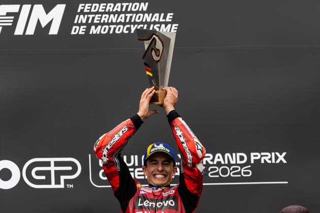 GER, Großer Preis von Deutschland, MotoGP. 11. Lauf, FIM Motorrad-Weltmeisterschaft. 12.07.2026, Sachsenring, Hohenstein-Ernstthal, GER, Großer Preis von Deutschland, MotoGP. 11. Lauf, FIM Motorrad-Weltmeisterschaft. Podium: Sieger 93, Marc Marquez, Ducati Lenovo Team jubelt mit Pokal Â Foto: Alexander Trienitz Hohenstein-Ernstthal Sachsenring Sachsen Deutschland *** GER, German Grand Prix, MotoGP Round 11, FIM Motorcycle World Championship, July 12, 2026, Sachsenring, Hohenstein Ernstthal, GER, German Grand Prix, MotoGP Round 11, FIM Motorcycle World Championship Podium Winner 93, Marc Marquez, Ducati Lenovo Team celebrates with the trophy. Photo by Alexander Trienitz, Hohenstein Ernstthal, Sachsenring, Saxony, Germany