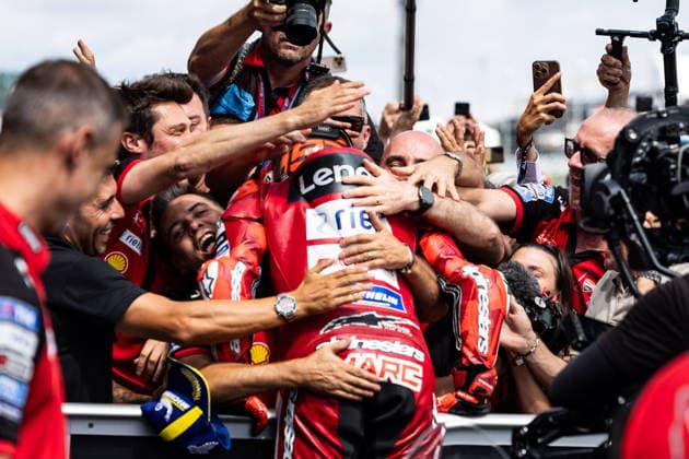 GER, Großer Preis von Deutschland, MotoGP. 11. Lauf, FIM Motorrad-Weltmeisterschaft. 12.07.2026, Sachsenring, Hohenstein-Ernstthal, GER, Großer Preis von Deutschland, MotoGP. 11. Lauf, FIM Motorrad-Weltmeisterschaft. Sieger 93, Marc Marquez, Ducati Lenovo Team jubelt nit dem Team Â Foto: Alexander Trienitz Hohenstein-Ernstthal Sachsenring Sachsen Deutschland *** GER, German Grand Prix, MotoGP Round 11, FIM Motorcycle World Championship, July 12, 2026, Sachsenring, Hohenstein Ernstthal, GER, German Grand Prix, MotoGP Round 11, FIM Motorcycle World Championship Winner 93, Marc Marquez, Ducati Lenovo Team celebrates with the team. Photo by Alexander Trienitz, Hohenstein Ernstthal, Sachsenring, Saxony, Germany