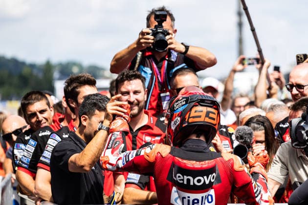 GER, Großer Preis von Deutschland, MotoGP. 11. Lauf, FIM Motorrad-Weltmeisterschaft. 12.07.2026, Sachsenring, Hohenstein-Ernstthal, GER, Großer Preis von Deutschland, MotoGP. 11. Lauf, FIM Motorrad-Weltmeisterschaft. Sieger 93, Marc Marquez, Ducati Lenovo Team jubelt mit dem Team Â Foto: Alexander Trienitz Hohenstein-Ernstthal Sachsenring Sachsen Deutschland *** GER, German Grand Prix, MotoGP Round 11, FIM Motorcycle World Championship, July 12, 2026, Sachsenring, Hohenstein Ernstthal, GER, German Grand Prix, MotoGP Round 11, FIM Motorcycle World Championship Winner 93, Marc Marquez, Ducati Lenovo Team celebrates with the team. Photo by Alexander Trienitz, Hohenstein Ernstthal, Sachsenring, Saxony, Germany