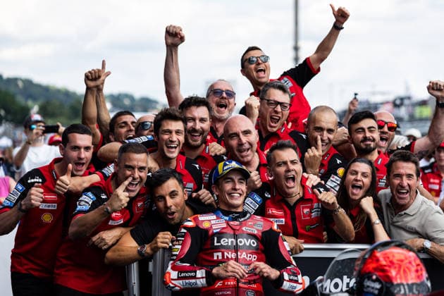 GER, Großer Preis von Deutschland, MotoGP. 11. Lauf, FIM Motorrad-Weltmeisterschaft. 12.07.2026, Sachsenring, Hohenstein-Ernstthal, GER, Großer Preis von Deutschland, MotoGP. 11. Lauf, FIM Motorrad-Weltmeisterschaft. Sieger 93, Marc Marquez, Ducati Lenovo Team jubelt mit dem Tea, Â Foto: Alexander Trienitz Hohenstein-Ernstthal Sachsenring Sachsen Deutschland *** GER, German Grand Prix, MotoGP Round 11, FIM Motorcycle World Championship, July 12, 2026, Sachsenring, Hohenstein-Ernstthal, GER, German Grand Prix, MotoGP Round 11, FIM Motorcycle World Championship Winner 93, Marc Marquez, Ducati Lenovo Team celebrates with the team, Photo by Alexander Trienitz, Hohenstein-Ernstthal, Sachsenring, Saxony, Germany