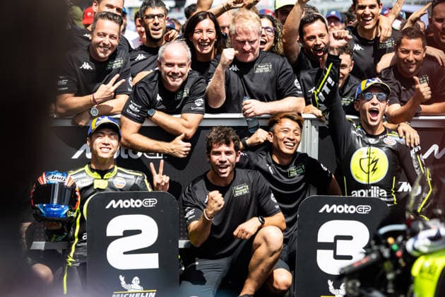 GER, Großer Preis von Deutschland, MotoGP. 11. Lauf, FIM Motorrad-Weltmeisterschaft. 12.07.2026, Sachsenring, Hohenstein-Ernstthal, GER, Großer Preis von Deutschland, MotoGP. 11. Lauf, FIM Motorrad-Weltmeisterschaft. 79, Ai Ogura, SuperFile Trackhouse MotoGP Team und 25, Raul Fernandez, SuperFile Trackhouse MotoGP Team jubeln mit dem Team Â Foto: Alexander Trienitz Hohenstein-Ernstthal Sachsenring Sachsen Deutschland *** GER, German Grand Prix, MotoGP Round 11, FIM Motorcycle World Championship, July 12, 2026, Sachsenring, Hohenstein Ernstthal, GER, German Grand Prix, MotoGP Round 11, FIM Motorcycle World Championship 79, Ai Ogura, SuperFile Trackhouse MotoGP Team, and 25, Raul Fernandez, SuperFile Trackhouse MotoGP Team, celebrate with the team. Photo by Alexander Trienitz, Hohenstein Ernstthal, Sachsenring, Saxony, Germany