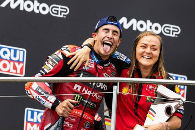 GER, Großer Preis von Deutschland, MotoGP. 11. Lauf, FIM Motorrad-Weltmeisterschaft. 12.07.2026, Sachsenring, Hohenstein-Ernstthal, GER, Großer Preis von Deutschland, MotoGP. 11. Lauf, FIM Motorrad-Weltmeisterschaft. Podium: Sieger 93, Marc Marquez, Ducati Lenovo Team jubelt mit einem Teammitglied Â Foto: Alexander Trienitz Hohenstein-Ernstthal Sachsenring Sachsen Deutschland *** GER, German Grand Prix, MotoGP Round 11, FIM Motorcycle World Championship, July 12, 2026, Sachsenring, Hohenstein Ernstthal, GER, German Grand Prix, MotoGP Round 11, FIM Motorcycle World Championship Podium Winner 93, Marc Marquez, Ducati Lenovo Team celebrates with a team member. Photo by Alexander Trienitz, Hohenstein Ernstthal, Sachsenring, Saxony, Germany