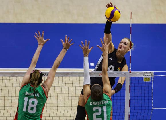 Sport Bilder des Tages WomenÕs Volleyball Nations League - Belgrade 2026 Germany s Lina Alsmeier spikes the ball against Bulgaria s Monika Krasteva and Bulgaria s Darina Naneva during the WomenÕs Volleyball Nations League Pool 7 match between Germany and Bulgaria at Belgrade Arena on July 12, 2026 in Belgrade, Serbia. Belgrade Serbia Copyright: xSrdjanxStevanovicx x