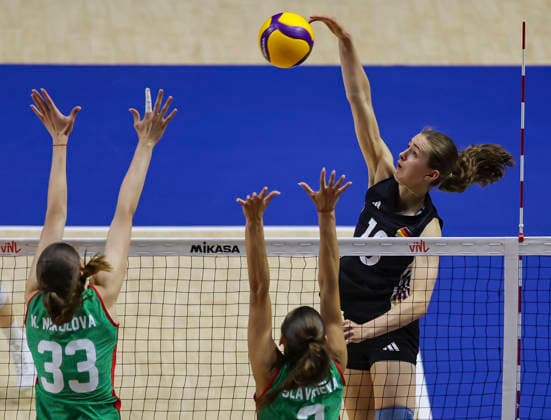 WomenÕs Volleyball Nations League - Belgrade 2026 Germany s Leana Grozer spikes the ball against Bulgaria s Kaya Nikolova during the WomenÕs Volleyball Nations League Pool 7 match between Germany and Bulgaria at Belgrade Arena on July 12, 2026 in Belgrade, Serbia. Belgrade Serbia Copyright: xSrdjanxStevanovicx x