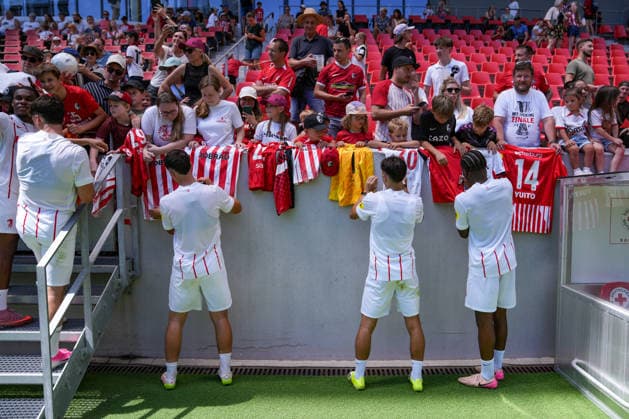 Die Mannschaft nimmt sich Zeit für die Fans , Deutschland, Fussball, 1. Bundesliga, 2026 2027, SC Freiburg, Öffentliches Training, 12.07.2026, Europa-Park Stadion, Freiburg Freiburg Europa-Park Stadion Baden-Württemberg Deutschland *** The team takes time for the fans, Germany, soccer, Bundesliga 1, 2026–2027, SC Freiburg, public training session, July 12, 2026, Europa-Park Stadium, Freiburg, Freiburg, Europa-Park Stadium, Baden-Württemberg, Germany Copyright: xArnexAmbergx