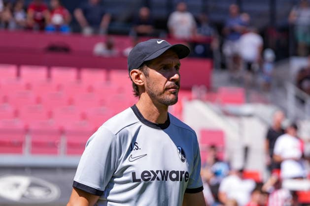 Julian Schuster (SC Freiburg, Trainer) , Deutschland, Fussball, 1. Bundesliga, 2026 2027, SC Freiburg, Öffentliches Training, 12.07.2026, Europa-Park Stadion, Freiburg Freiburg Europa-Park Stadion Baden-Württemberg Deutschland *** Julian Schuster, SC Freiburg, Coach, Germany, Soccer, Bundesliga 1, 2026–2027, SC Freiburg, Open Practice, July 12, 2026, Europa-Park Stadium, Freiburg, Freiburg, Europa-Park Stadium, Baden-Württemberg, Germany Copyright: xArnexAmbergx