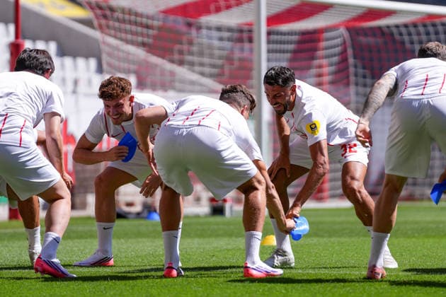 Philipp Treu (SC Freiburg, 29) und Vincenzo Grifo (SC Freiburg, 32) haben Spaß im Trainig , Deutschland, Fussball, 1. Bundesliga, 2026 2027, SC Freiburg, Öffentliches Training, 12.07.2026, Europa-Park Stadion, Freiburg Freiburg Europa-Park Stadion Baden-Württemberg Deutschland *** Philipp Treu (SC Freiburg), 29, and Vincenzo Grifo (SC Freiburg), 32, are having fun at practice, Germany, soccer, Bundesliga 1, 2026–2027, SC Freiburg, Open Practice, July 12, 2026, Europa-Park Stadium, Freiburg, Freiburg, Europa-Park Stadium, Baden-Württemberg, Germany Copyright: xArnexAmbergx