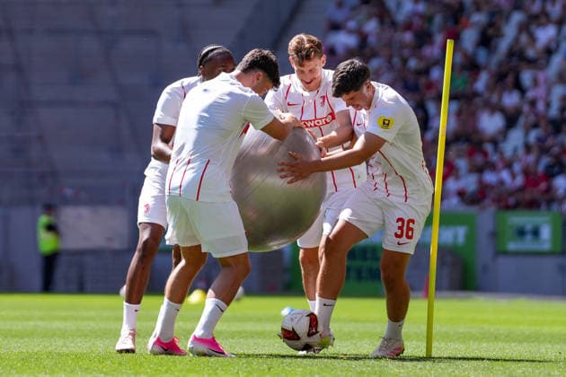 Bruno Ogbus (SC Freiburg, 43), Leon Catak (SC Freiburg), Maximilian Eggestein (SC Freiburg, 08) und Karl Steinmann (SC Freiburg, 36) , Deutschland, Fussball, 1. Bundesliga, 2026 2027, SC Freiburg, Öffentliches Training, 12.07.2026, Europa-Park Stadion, Freiburg Freiburg Europa-Park Stadion Baden-Württemberg Deutschland *** Bruno Ogbus, SC Freiburg, 43; Leon Catak, SC Freiburg; Maximilian Eggestein, SC Freiburg, 08; and Karl Steinmann, SC Freiburg, 36; Germany; soccer; Bundesliga 1; 2026–2027; SC Freiburg, Open Practice, July 12, 2026, Europa-Park Stadium, Freiburg, Freiburg, Europa-Park Stadium, Baden-Württemberg, Germany Copyright: xArnexAmbergx