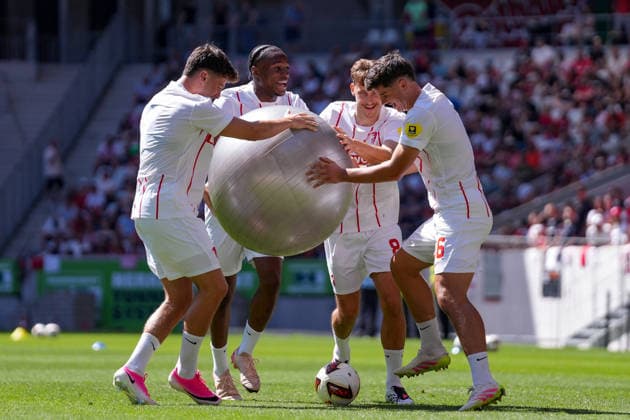 Sport Bilder des Tages Bruno Ogbus (SC Freiburg, 43), Leon Catak (SC Freiburg), Maximilian Eggestein (SC Freiburg, 08) und Karl Steinmann (SC Freiburg, 36) , Deutschland, Fussball, 1. Bundesliga, 2026 2027, SC Freiburg, Öffentliches Training, 12.07.2026, Europa-Park Stadion, Freiburg Freiburg Europa-Park Stadion Baden-Württemberg Deutschland *** Bruno Ogbus, SC Freiburg, 43; Leon Catak, SC Freiburg; Maximilian Eggestein, SC Freiburg, 08; and Karl Steinmann, SC Freiburg, 36; Germany; soccer; Bundesliga 1; 2026–2027; SC Freiburg, Open Practice, July 12, 2026, Europa-Park Stadium, Freiburg, Freiburg, Europa-Park Stadium, Baden-Württemberg, Germany Copyright: xArnexAmbergx