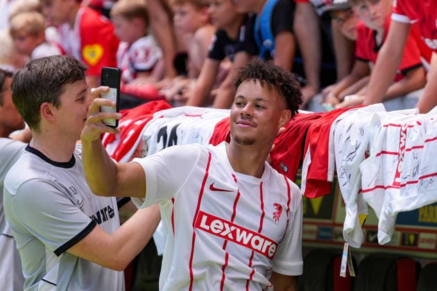 Derry Scherhant (SC Freiburg, 07) macht Fotos mit Fans , Deutschland, Fussball, 1. Bundesliga, 2026 2027, SC Freiburg, Öffentliches Training, 12.07.2026, Europa-Park Stadion, Freiburg Freiburg Europa-Park Stadion Baden-Württemberg Deutschland *** Derry Scherhant of SC Freiburg, 07, takes photos with fans, Germany, soccer, Bundesliga 1, 2026–2027, SC Freiburg, public training session, July 12, 2026, Europa-Park Stadium, Freiburg, Freiburg, Europa-Park Stadium, Baden-Württemberg, Germany Copyright: xArnexAmbergx