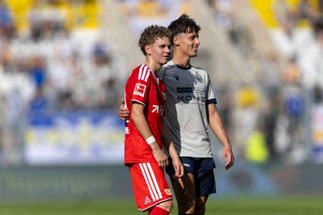 GER, Jena, Fussball, Testspiel, FC Carl-Zeiss Jena vs. 1. FC Union Berlin im Bild v.l.: Linus Guether (1. FC Union Berlin 49), DIon Ajvazi (FC Carl-Zeiss Jena 10), unterhalten sich, es wirkt herzlich, freundlich , umarmen sich , lachend 12.07.2026, Ernst-Abbe Sportfeld Jena DFB REGULATIONS PROHIBIT ANY USE OF PHOTOGRAPHS AS IMAGE SEQUENCES AND OR QUASI-VIDEO, *** GER, Jena, Soccer, Friendly Match, FC Carl Zeiss Jena vs. 1. FC Union Berlin; pictured from left: Linus Guether (1. FC Union Berlin) 49, Dion Ajvazi (FC Carl Zeiss Jena) 10, chatting, it looks warm and friendly, hugging each other, laughing, July 12, 2026, Ernst Abbe Sportfeld, Jena. DFB regulations prohibit any use of photographs as image sequences and or quasi-video, Copyright: HMBxMedia PaulxFritz