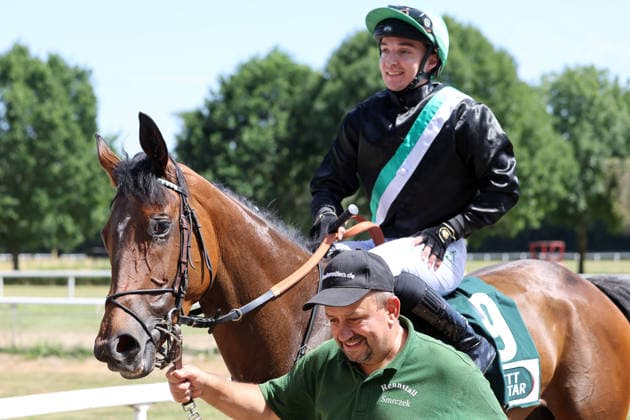 12.07.2026, Muelheim, Nordrhein-Westfalen, GER - The Magic Melody mit Enzo Crublet nach dem Sieg. Galopprennbahn Muelheim-Raffelberg. (Pferd, Jockey, The Magic Melody, Crublet, Sieg) 260712SG913MUELHEIM.JPG *** July 12, 2026, Mülheim, North Rhine-Westphalia, GER The Magic Melody with Enzo Crublet after the victory at the Mülheim-Raffelberg Racetrack Horse, jockey, The Magic Melody, Crublet, victory 260712SG913MUELHEIM JPG