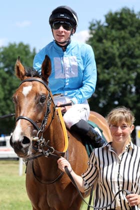 12.07.2026, Muelheim, Nordrhein-Westfalen, GER - Salonglaenzende mit David Liska nach dem Sieg im BBAG Diana Trial. Galopprennbahn Muelheim-Raffelberg. (Pferd, Jockey, Salonglaenzende, Liska, Sieg) 260712SG930MUELHEIM.JPG *** July 12, 2026, Mülheim, North Rhine-Westphalia, GER Salonglaenzende with David Liska after winning the BBAG Diana Trial at the Mülheim-Raffelberg Racetrack Horse, jockey, Salonglaenzende, Liska, victory 260712SG930MUELHEIM JPG