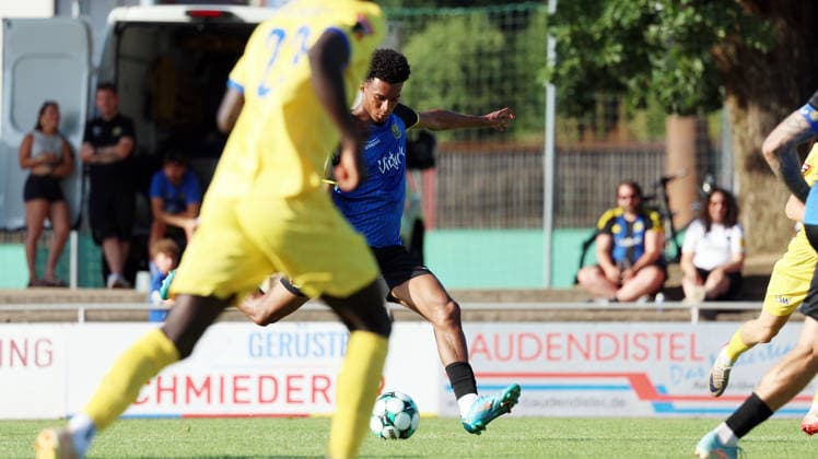 12.07.2026, xrekx, Fussball Testspiel, SV Oberachern - 1.FC Saarbruecken v.l. Torschuss zum 1:2 Zac Shuaib (1. FC Saarbruecken) (DFL DFB REGULATIONS PROHIBIT ANY USE OF PHOTOGRAPHS as IMAGE SEQUENCES and or QUASI-VIDEO) Oberkirch *** July 12, 2026, xrekx, Soccer Friendly Match, SV Oberachern vs. 1. FC Saarbrücken: Goal attempt for the 1–2, Zac Shuaib, 1. FC Saarbrücken. DFL and DFB regulations prohibit any use of photographs as image sequences and or quasi-video. Oberkirch