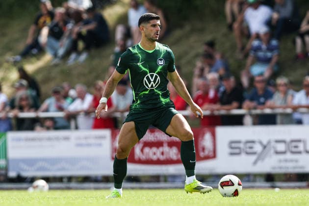 Konstantinos Koulierakis (VfL Wolfsburg,4) - Testspiel Sommervorbereitung Fussball Saison 2026-2027 FSV Schöningen vs. VfL Wolfsburg im Elmstadion in Schöningen - Freisteller,Aktion,Fussball,Deutschland,Mann,Männer,11.07.2026 *** Konstantinos Koulierakis, VfL Wolfsburg, 4th preseason friendly for the 2026–2027 soccer season: FSV Schöningen vs. VfL Wolfsburg at Elmstadion in Schöningen; cutout, action, soccer, Germany, man,Men, July 11, 2026