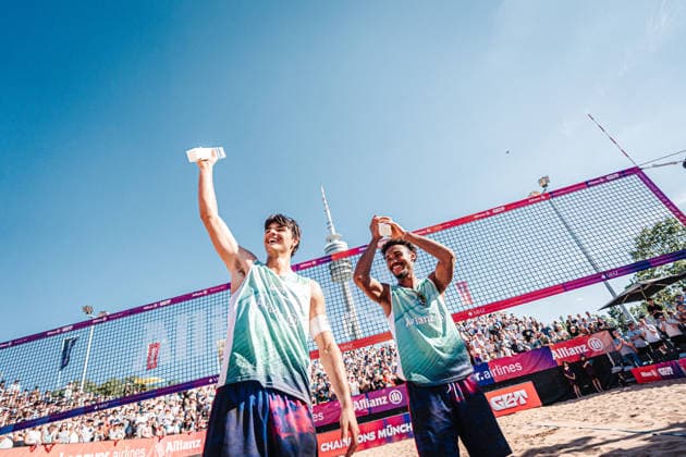 Beachvolleyball Männer Allianz German Beach Tour 2026 Tourstop München 12.07.2026 v.l. Elouan Chouikh-Barbez (Frankreich) und Joadel Genevieve-Gardoque (Frankreich) gewinnen das Turnier und jubeln mit den Pokalen München Zentraler Hochschulsport: Beach- Bayern Deutschland *** Men s Beach Volleyball: Allianz German Beach Tour 2026, Munich Stop, July 12, 2026. From left: Elouan Chouikh Barbez of France and Joadel Genevieve Gardoque of France win the tournament and celebrate with their trophies. Munich Central University Sports, Beach Bayern, Germany