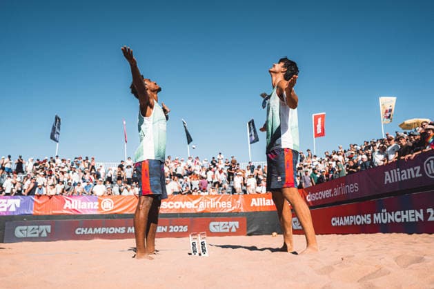 Sport Bilder des Tages Beachvolleyball Männer Allianz German Beach Tour 2026 Tourstop München 12.07.2026 v.l. Joadel Genevieve-Gardoque (Frankreich) und Elouan Chouikh-Barbez (Frankreich) gewinnen das Turnier und jubeln mit den Pokalen München Zentraler Hochschulsport: Beach- Bayern Deutschland *** Men s Beach Volleyball: Allianz German Beach Tour 2026, Munich Stop, July 12, 2026. From left: Joadel Genevieve Gardoque (France) and Elouan Chouikh Barbez (France) win the tournament and celebrate with their trophies. Munich Central University Sports, Beach Bayern, Germany