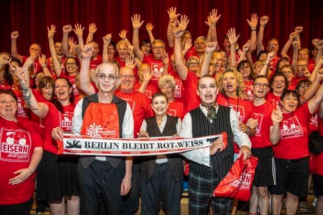 Sport Bilder des Tages ABB THEATERUNION- Torsten Rasch, Katharina Thalbach und Pierre Besson die Schauspieler sind Fans vom 1. FC Union Berlin dem 1 Liga Fußballverein aus Berlin-Koepenick und waren oft in der Alten Foersterei bei den Heimspielen von Union , jetz der gegen Beuch in der Komödie der roten Fans von Union Berlin in der Komödie am Kurfürstendamm im Ernst-Reuter-Saal Berlin, Berlin den 12.07.2026 Berlin Deutschland *** ABB THEATERUNION: Torsten Rasch, Katharina Thalbach, and Pierre Besson—the actors—are fans of 1. FC Union Berlin, the Bundesliga soccer club from Berlin-Köpenick, and have often attended Union’s home games at the Alte Försterei, now in the play *The Red Fans of Union Berlin* at the Komödie am Kurfürstendamm in the Ernst Reuter Saal, Berlin, on July 12, 2026, Berlin, Germany