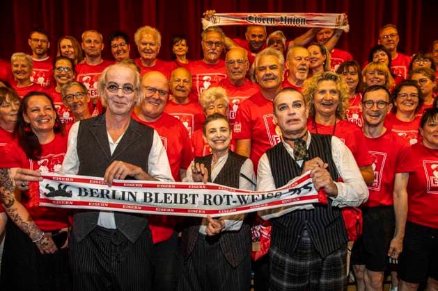 ABB THEATERUNION- Torsten Rasch, Katharina Thalbach und Pierre Besson die Schauspieler sind Fans vom 1. FC Union Berlin dem 1 Liga Fußballverein aus Berlin-Koepenick und waren oft in der Alten Foersterei bei den Heimspielen von Union , jetz der gegen Beuch in der Komödie der roten Fans von Union Berlin in der Komödie am Kurfürstendamm im Ernst-Reuter-Saal Berlin, Berlin den 12.07.2026 Berlin Deutschland *** ABB THEATERUNION: Torsten Rasch, Katharina Thalbach, and Pierre Besson—the actors—are fans of 1. FC Union Berlin, the Bundesliga soccer club from Berlin-Köpenick, and have often attended Union’s home games at the Alte Försterei, now in the play *The Red Fans of Union Berlin* at the Komödie am Kurfürstendamm in the Ernst Reuter Saal, Berlin, on July 12, 2026, Berlin, Germany