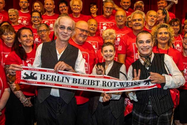 ABB THEATERUNION- Torsten Rasch, Katharina Thalbach und Pierre Besson die Schauspieler sind Fans vom 1. FC Union Berlin dem 1 Liga Fußballverein aus Berlin-Koepenick und waren oft in der Alten Foersterei bei den Heimspielen von Union , jetz der gegen Beuch in der Komödie der roten Fans von Union Berlin in der Komödie am Kurfürstendamm im Ernst-Reuter-Saal Berlin, Berlin den 12.07.2026 Berlin Deutschland *** ABB THEATERUNION: Torsten Rasch, Katharina Thalbach, and Pierre Besson—the actors—are fans of 1. FC Union Berlin, the Bundesliga soccer club from Berlin-Köpenick, and have often attended Union’s home games at the Alte Försterei, now in the play *The Red Fans of Union Berlin* at the Komödie am Kurfürstendamm in the Ernst Reuter Saal, Berlin, on July 12, 2026, Berlin, Germany