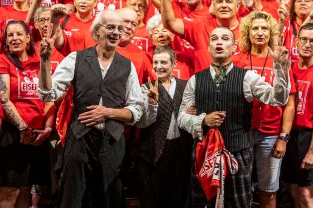 ABB THEATERUNION- Torsten Rasch, Katharina Thalbach und Pierre Besson die Schauspieler sind Fans vom 1. FC Union Berlin dem 1 Liga Fußballverein aus Berlin-Koepenick und waren oft in der Alten Foersterei bei den Heimspielen von Union , jetz der gegen Beuch in der Komödie der roten Fans von Union Berlin in der Komödie am Kurfürstendamm im Ernst-Reuter-Saal Berlin, Berlin den 12.07.2026 Berlin Deutschland *** ABB THEATERUNION: Torsten Rasch, Katharina Thalbach, and Pierre Besson—the actors—are fans of 1. FC Union Berlin, the Bundesliga soccer club from Berlin-Köpenick, and have often attended Union’s home games at the Alte Försterei, now in the play *The Red Fans of Union Berlin* at the Komödie am Kurfürstendamm in the Ernst Reuter Saal, Berlin, on July 12, 2026, Berlin, Germany