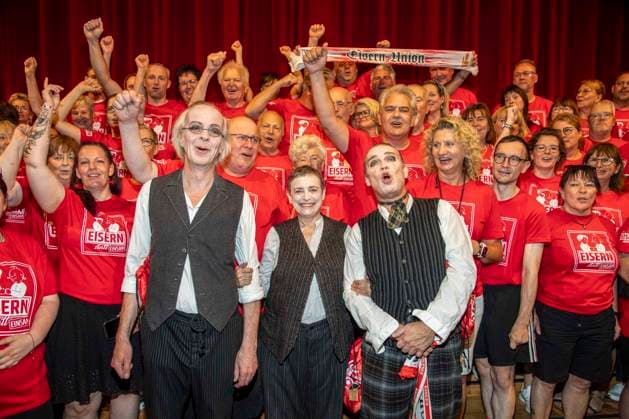 ABB THEATERUNION- Torsten Rasch, Katharina Thalbach und Pierre Besson die Schauspieler sind Fans vom 1. FC Union Berlin dem 1 Liga Fußballverein aus Berlin-Koepenick und waren oft in der Alten Foersterei bei den Heimspielen von Union , jetz der gegen Beuch in der Komödie der roten Fans von Union Berlin in der Komödie am Kurfürstendamm im Ernst-Reuter-Saal Berlin, Berlin den 12.07.2026 Berlin Deutschland *** ABB THEATERUNION: Torsten Rasch, Katharina Thalbach, and Pierre Besson—the actors—are fans of 1. FC Union Berlin, the Bundesliga soccer club from Berlin-Köpenick, and have often attended Union’s home games at the Alte Försterei, now in the play *The Red Fans of Union Berlin* at the Komödie am Kurfürstendamm in the Ernst Reuter Saal, Berlin, on July 12, 2026, Berlin, Germany