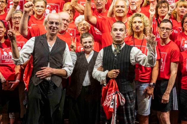 ABB THEATERUNION- Torsten Rasch, Katharina Thalbach und Pierre Besson die Schauspieler sind Fans vom 1. FC Union Berlin dem 1 Liga Fußballverein aus Berlin-Koepenick und waren oft in der Alten Foersterei bei den Heimspielen von Union , jetz der gegen Beuch in der Komödie der roten Fans von Union Berlin in der Komödie am Kurfürstendamm im Ernst-Reuter-Saal Berlin, Berlin den 12.07.2026 Berlin Deutschland *** ABB THEATERUNION: Torsten Rasch, Katharina Thalbach, and Pierre Besson—the actors—are fans of 1. FC Union Berlin, the Bundesliga soccer club from Berlin-Köpenick, and have often attended Union’s home games at the Alte Försterei, now in the play *The Red Fans of Union Berlin* at the Komödie am Kurfürstendamm in the Ernst Reuter Saal, Berlin, on July 12, 2026, Berlin, Germany