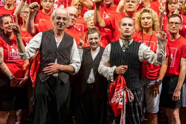 ABB THEATERUNION- Torsten Rasch, Katharina Thalbach und Pierre Besson die Schauspieler sind Fans vom 1. FC Union Berlin dem 1 Liga Fußballverein aus Berlin-Koepenick und waren oft in der Alten Foersterei bei den Heimspielen von Union , jetz der gegen Beuch in der Komödie der roten Fans von Union Berlin in der Komödie am Kurfürstendamm im Ernst-Reuter-Saal Berlin, Berlin den 12.07.2026 Berlin Deutschland *** ABB THEATERUNION: Torsten Rasch, Katharina Thalbach, and Pierre Besson—the actors—are fans of 1. FC Union Berlin, the Bundesliga soccer club from Berlin-Köpenick, and have often attended Union’s home games at the Alte Försterei, now in the play *The Red Fans of Union Berlin* at the Komödie am Kurfürstendamm in the Ernst Reuter Saal, Berlin, on July 12, 2026, Berlin, Germany
