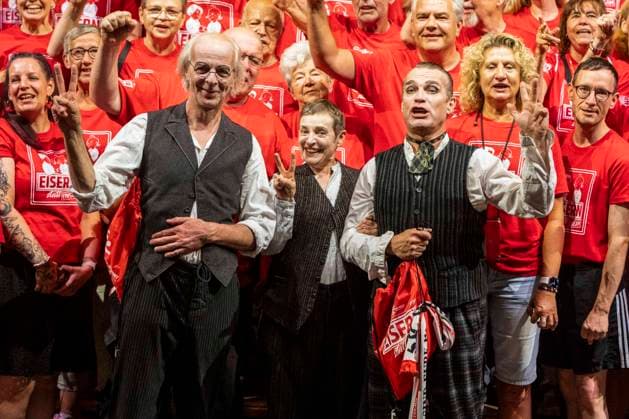ABB THEATERUNION- Torsten Rasch, Katharina Thalbach und Pierre Besson die Schauspieler sind Fans vom 1. FC Union Berlin dem 1 Liga Fußballverein aus Berlin-Koepenick und waren oft in der Alten Foersterei bei den Heimspielen von Union , jetz der gegen Beuch in der Komödie der roten Fans von Union Berlin in der Komödie am Kurfürstendamm im Ernst-Reuter-Saal Berlin, Berlin den 12.07.2026 Berlin Deutschland *** ABB THEATERUNION: Torsten Rasch, Katharina Thalbach, and Pierre Besson—the actors—are fans of 1. FC Union Berlin, the Bundesliga soccer club from Berlin-Köpenick, and have often attended Union’s home games at the Alte Försterei, now in the play *The Red Fans of Union Berlin* at the Komödie am Kurfürstendamm in the Ernst Reuter Saal, Berlin, on July 12, 2026, Berlin, Germany