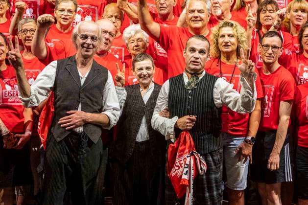 ABB THEATERUNION- Torsten Rasch, Katharina Thalbach und Pierre Besson die Schauspieler sind Fans vom 1. FC Union Berlin dem 1 Liga Fußballverein aus Berlin-Koepenick und waren oft in der Alten Foersterei bei den Heimspielen von Union , jetz der gegen Beuch in der Komödie der roten Fans von Union Berlin in der Komödie am Kurfürstendamm im Ernst-Reuter-Saal Berlin, Berlin den 12.07.2026 Berlin Deutschland *** ABB THEATERUNION: Torsten Rasch, Katharina Thalbach, and Pierre Besson—the actors—are fans of 1. FC Union Berlin, the Bundesliga soccer club from Berlin-Köpenick, and have often attended Union’s home games at the Alte Försterei, now in the play *The Red Fans of Union Berlin* at the Komödie am Kurfürstendamm in the Ernst Reuter Saal, Berlin, on July 12, 2026, Berlin, Germany